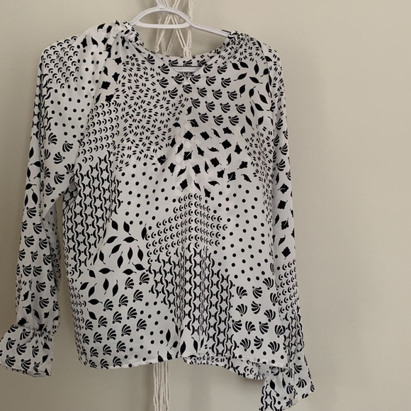 White top with fun black pattern - Picture 5 of 5